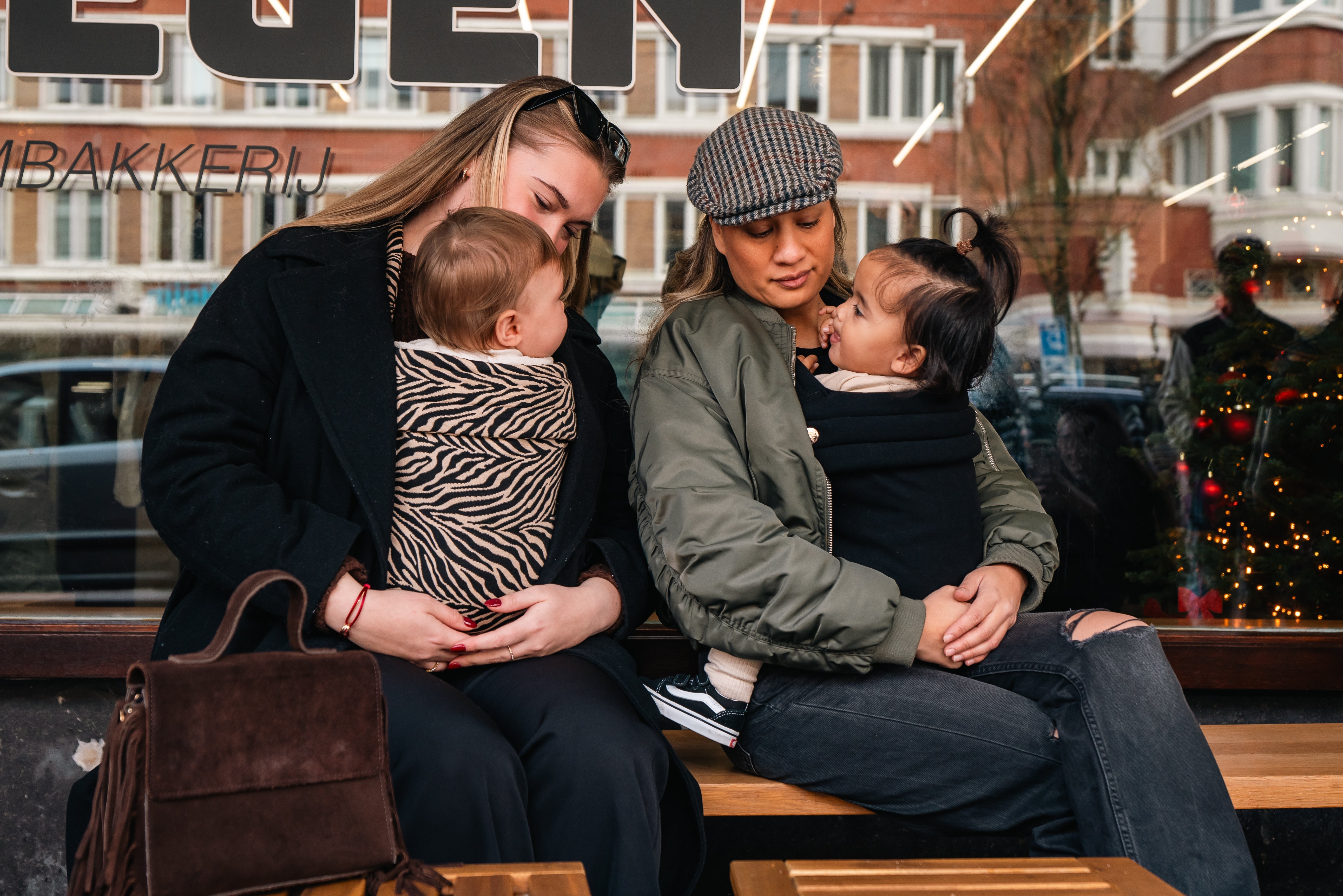 Waarom de Lumbaya draagzak in beige een stijlvolle keuze is voor ouders